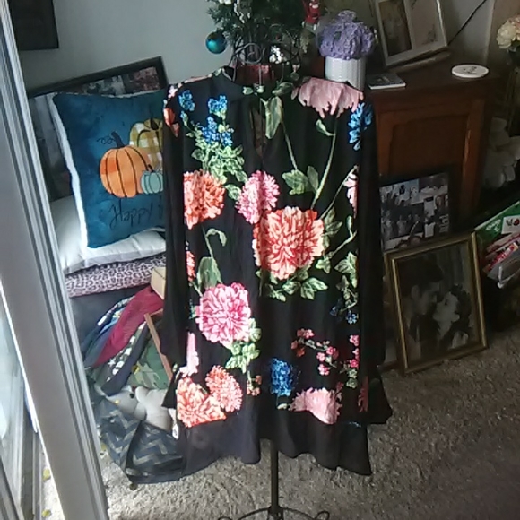 Kate & Mallory like new blouse! - Picture 5 of 6